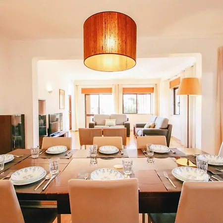 Villa In Albufeira Near Praia Dos Pescadores Вилла
