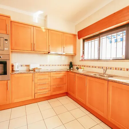 Villa In Albufeira Near Praia Dos Pescadores * Албуфейра